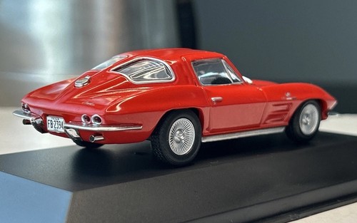 1:43 IXO 1963 Chevrolet Corvette C2 Sting Ray Coupe rot mit Vitrine & Buch - Bild 10 von 24