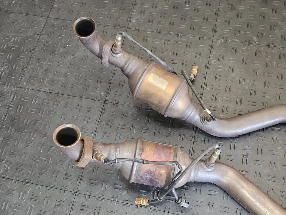 Комплект левосторонних и правосторонних выхлопных труб для двигателя Mercedes R230 SL500 2003-2006 годов выпуска от оригинального производителя - Изображение 2 из 4