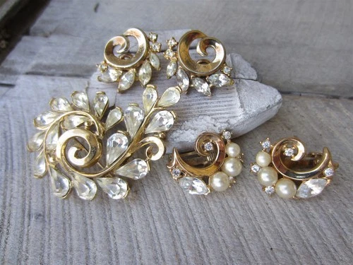 Vintage TRIFARI Rhinestone & Pearl Swirl Clip Earrings Pin Brooch Gold Tone Set