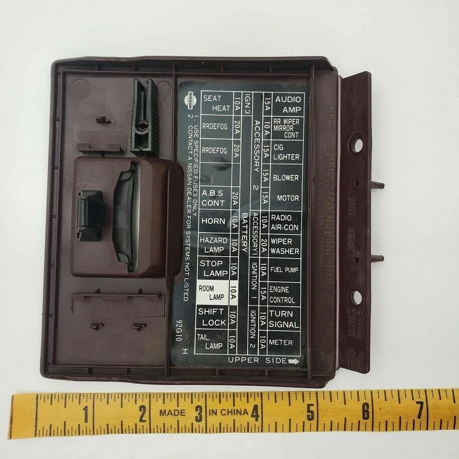 Nissan Pathfinder 1991 caja de fusibles interior cubierta de acceso tapa roja Foto 3 de 3