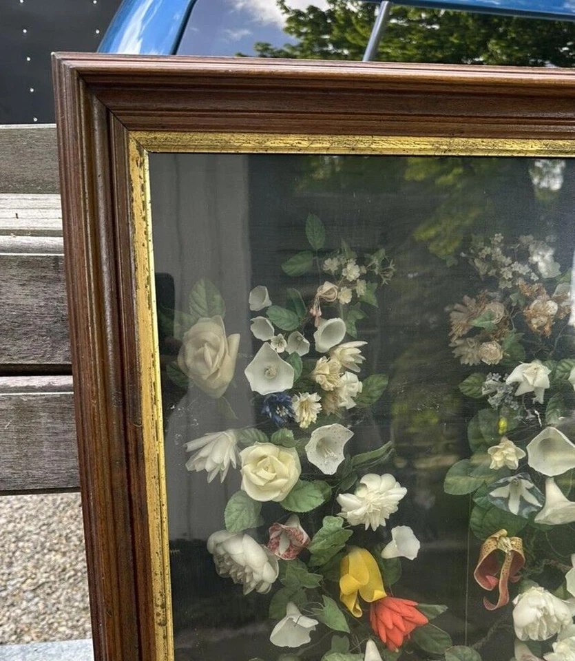 Antigua corona conmemorativa de cera floral con marco victoriano Foto 2 de 4