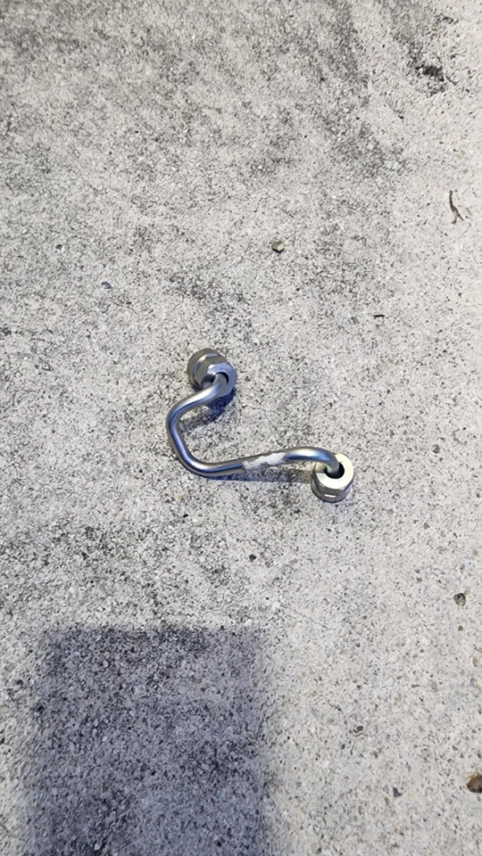 Línea de inyectores de combustible OEM 2016 GMC Terrain 2,4 L Ecotec - línea de combustible de alta presión Foto 2 de 4