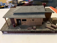 Reduced shipping & Price for REVELL HO scale fully assembled freight depot/ramp
