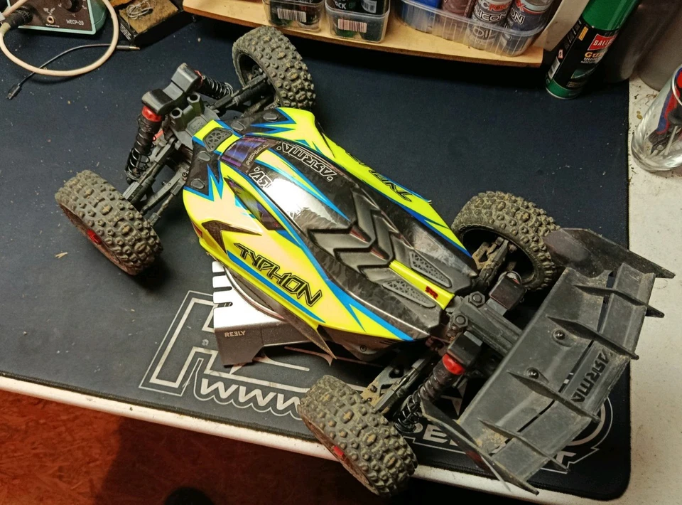 Arrma ARA4306V4T2 1:8 TYPHON 223S BLX Brushless 4X4 Buggy RTR mit DSC Gelb - Bild 2 von 4
