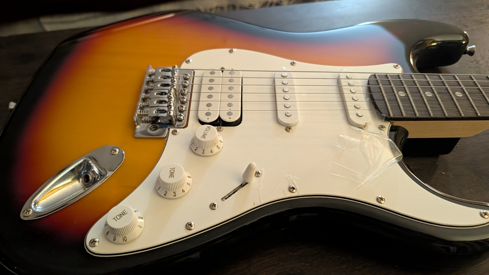 Donner Standard Series Sunburst Solid Body HSS Right-Handed 6-String 4/4