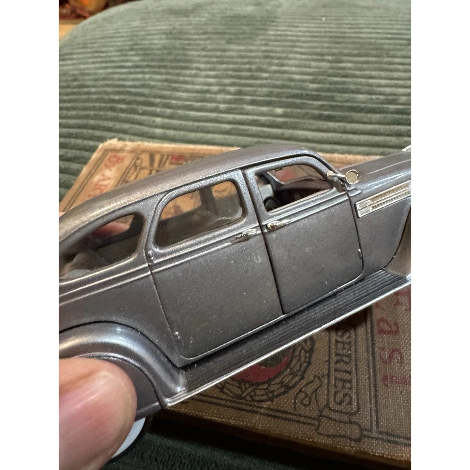 1936 Chrysler Airflow Diecast Model Car Silver Daimler Chrysler - Image 4 of 4