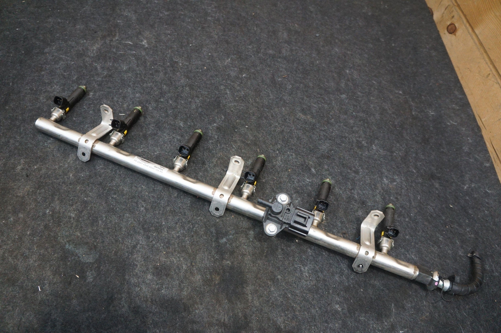 Right Fuel Injection Rail & Injectors Oem Aston Martin V12 Vantage Db9 Dbs