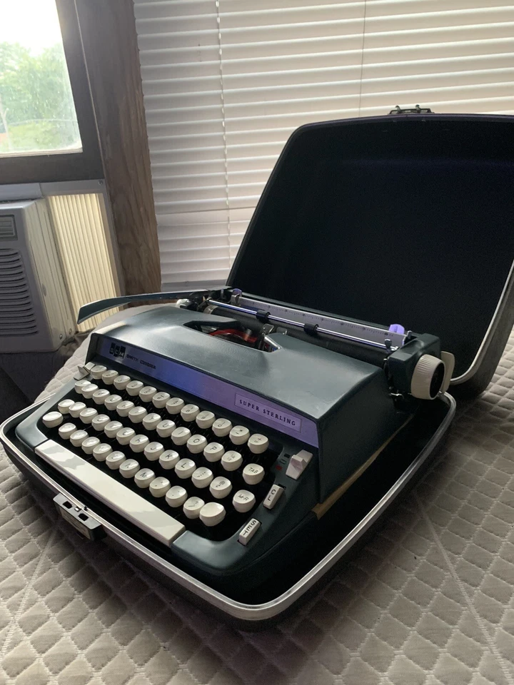 Máquina de escribir portátil Smith Corona Super Sterling con estuche Foto 3 de 4