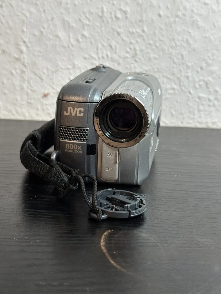 JVC GR-DA20E Camcorder miniDV 34x Opt. Zoom 2,4" Zoll LCD Display PAL Silber - Bild 2 von 4