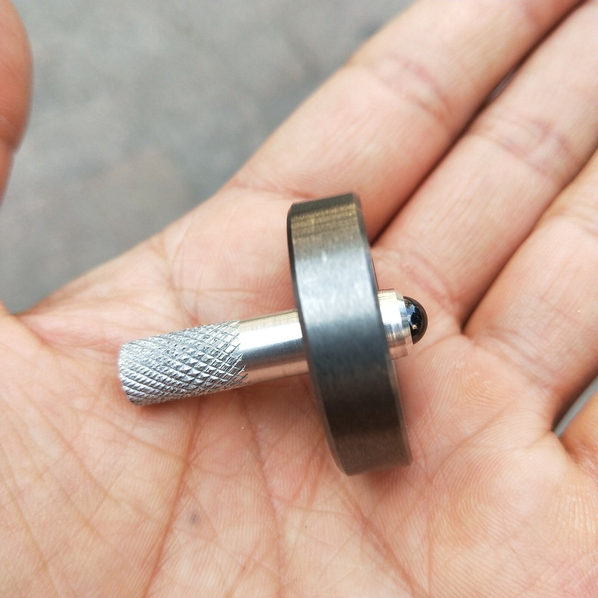 Tungsten Steel Hand Twisting Spinning Top Gyro Gyroscope
