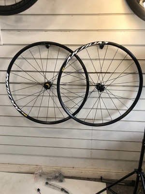 neue unbenutzte Mavic Aksium 700C Scheibenbremse Laufräder 12mm Center Lock Shimano Freilauf