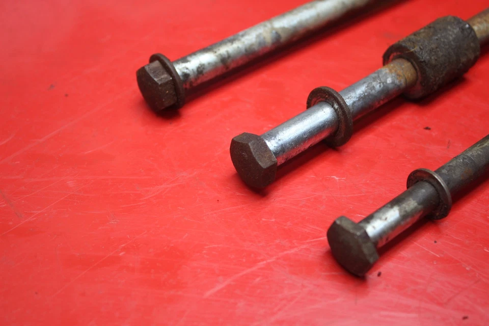 Suzuki T250 1971 pernos de montaje del motor  Foto 2 de 4