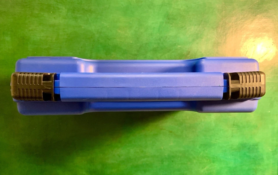 Estuche rígido para pistola Sig Sauer azul con cuadrados de espuma extraíbles para ajuste de tamaño Foto 4 de 4