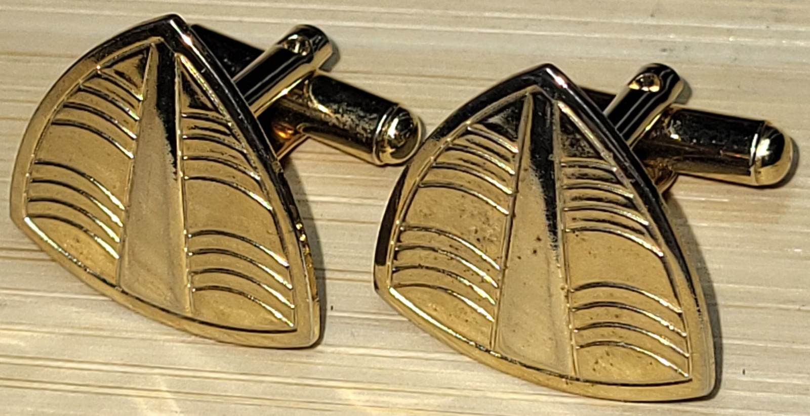 Vintage Goldtone Triangular Embossed Cufflinks 13… - image 3