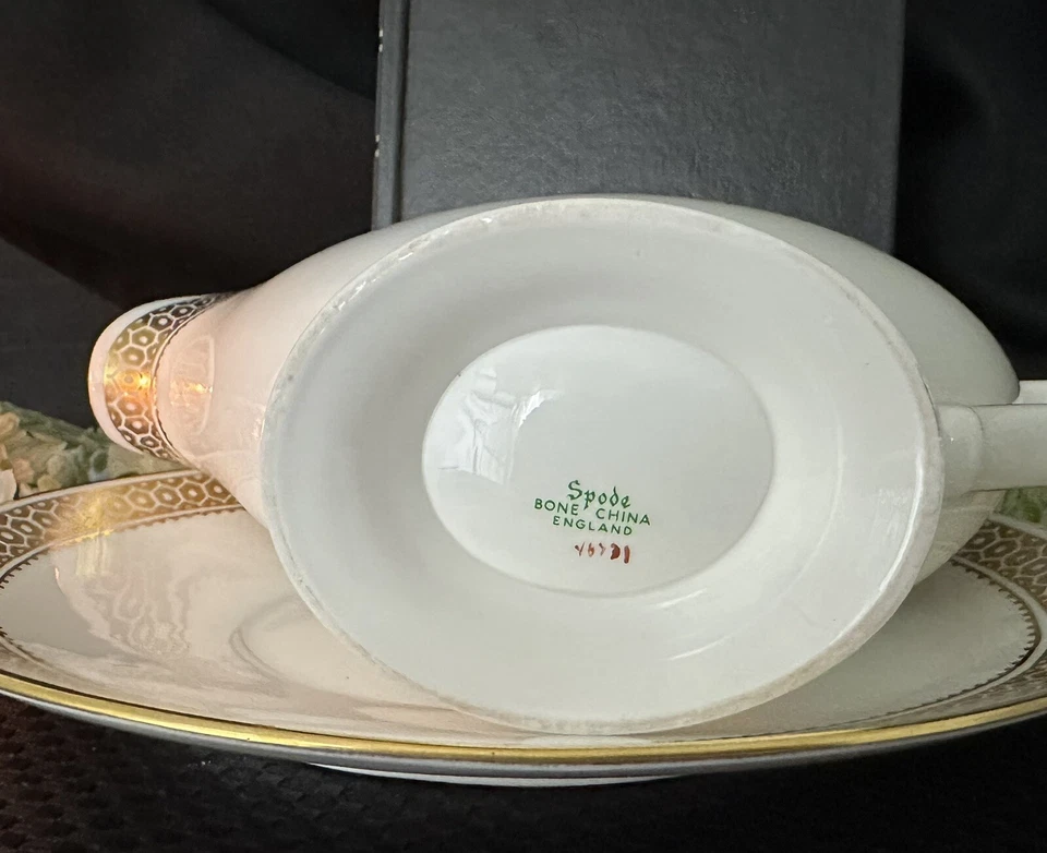 Spode’s Golden Honeycomb Gravy Bowl y debajo del plato pieza de servir Spode de colección Foto 4 de 4