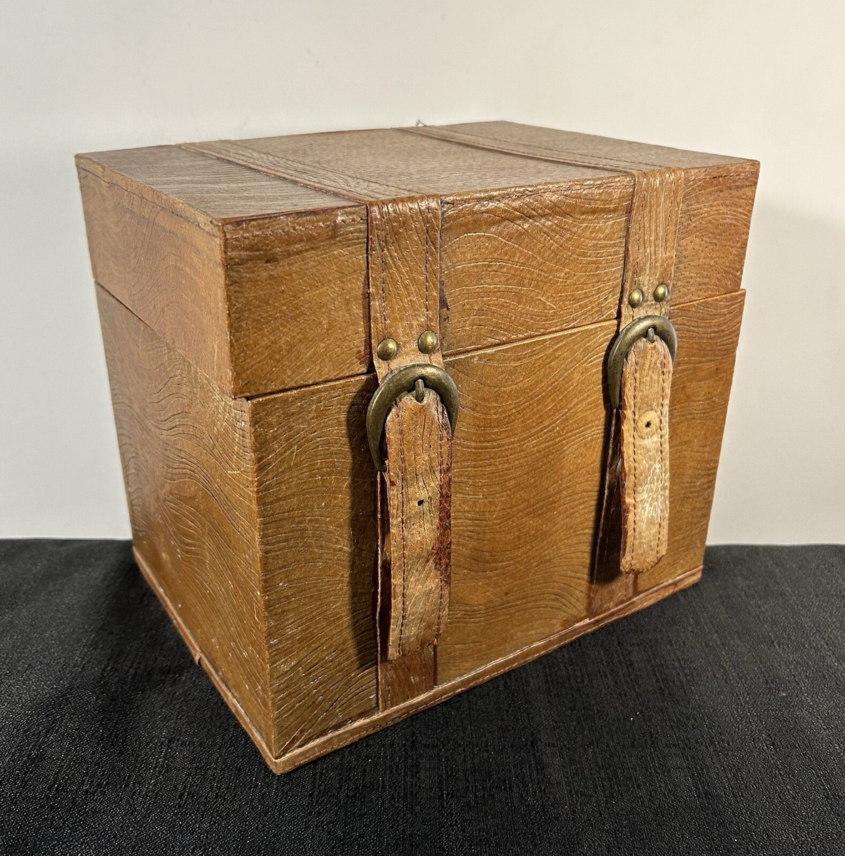 Vtg Wooden box upholstered in leather with fasteners with buttons