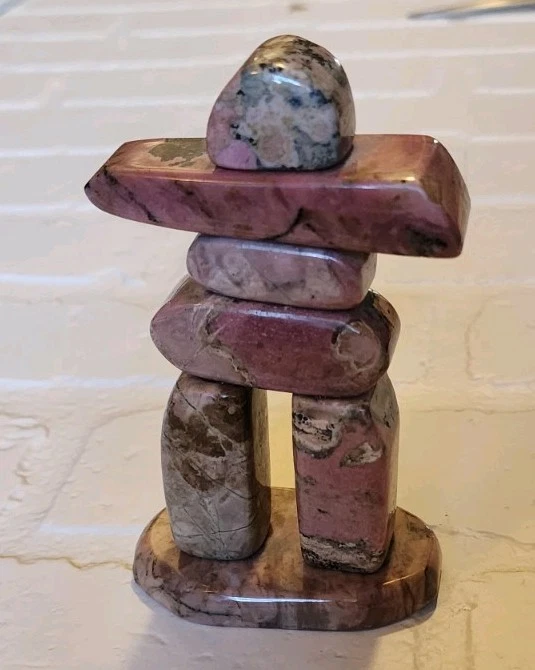 Escultura Inuksuk en piedra rosa Alaska hecha a mano inuit Foto 2 de 4