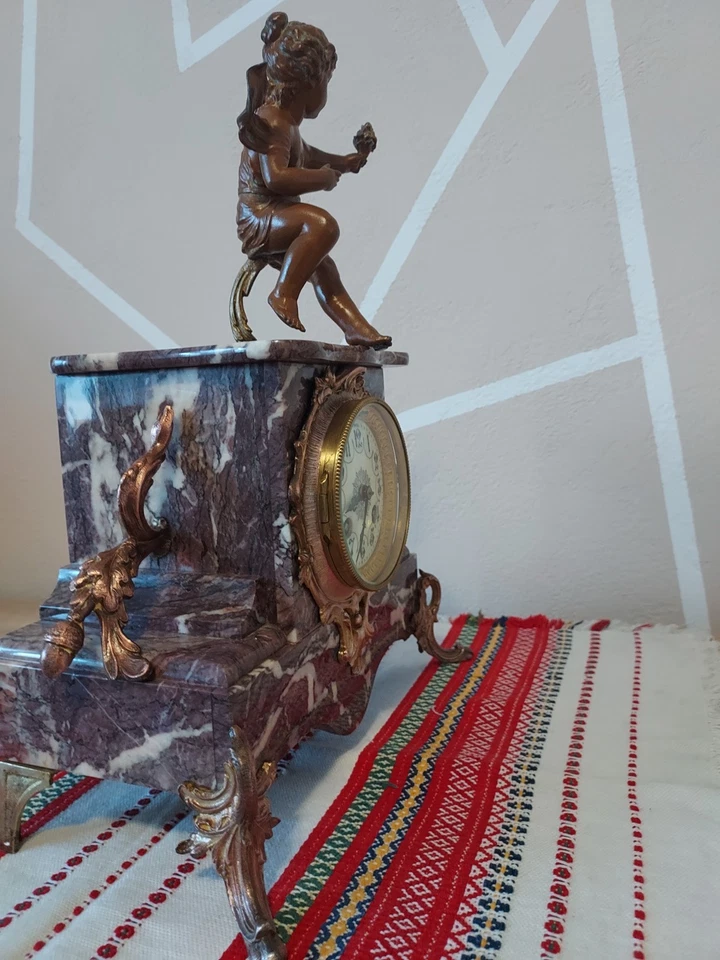 Altes Kaminuhr aus Lila Marmor und Messing mit Kupfer Figur Amor Dekoration - Bild 4 von 4