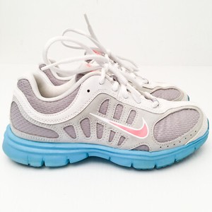 pink and white nike tennis shoes