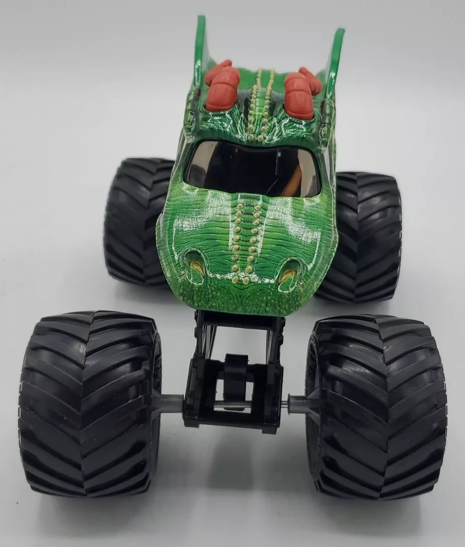 Hot Wheels Monster Jam Grave Digger Die-Cast Vehicle, 1:24 Scale, Black and  Green