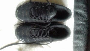 boys black trainers size 3.5