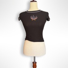 Camiseta Bebé Rue 21 Y2K, XS, Acanalada Recortada Negra Bordada Mariposa