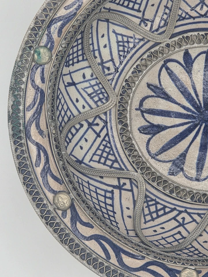 Placa de cerâmica moura marroquina adornada com filigrana de prata de Fez - Imagem 4 de 4