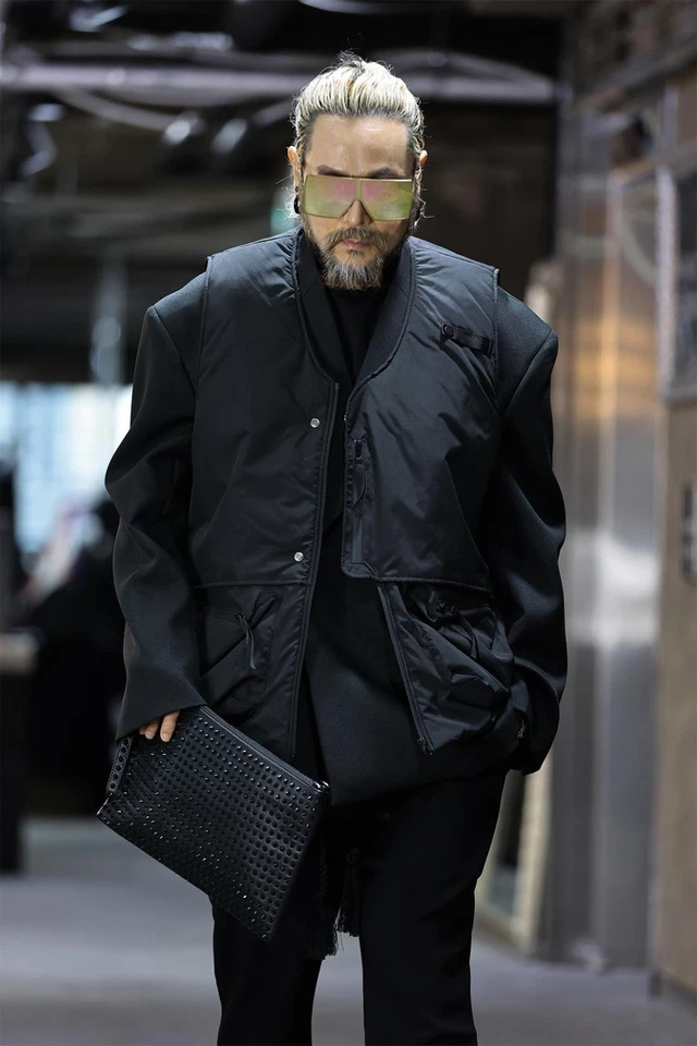 Bolso bandolera negro con tachuelas Foto 3 de 4