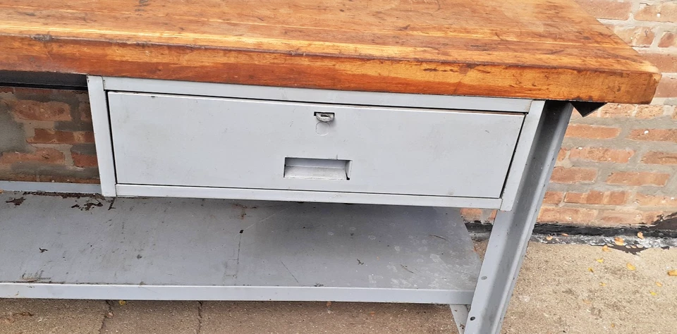 Banco de trabajo 28 x 72, tapa de madera de arce pesado, patas de metal, cajón de acero, estantes - EE. UU. Foto 3 de 4