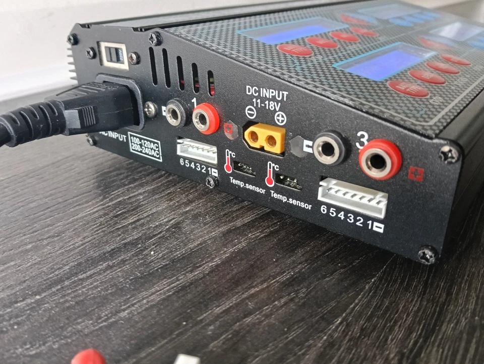 LIPO QUAD CHARGER 4 OUTPUT BATTERY POWER SUPPLY 12V TWIN BALANCE 8.4V NMiH Prius - Image 4 of 4