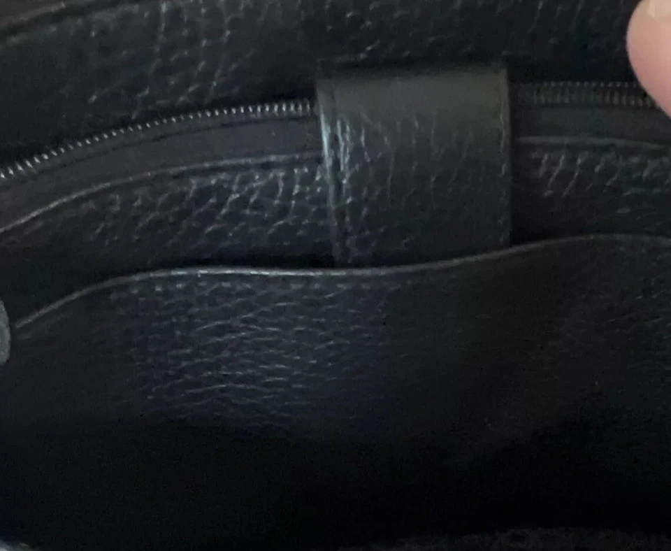 Cartera sin asas Lodis italiana de cuero granulado negro Foto 4 de 4