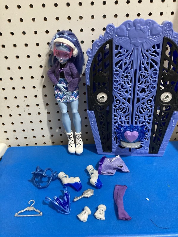 Monster High Skulltimate Secrets Abbey Bominable Case Abd Accessories No Doll