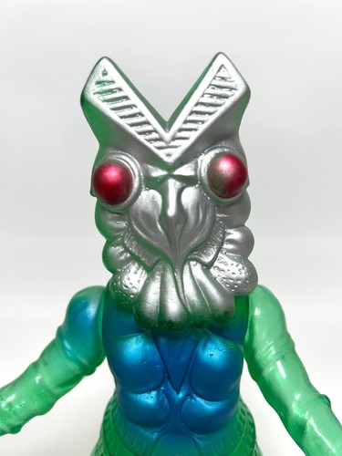 Bullmark 1999 Alien Baltan Clear Green 8" Sofubi Vinyl Figure Ultraman Kaiju - Picture 4 of 13