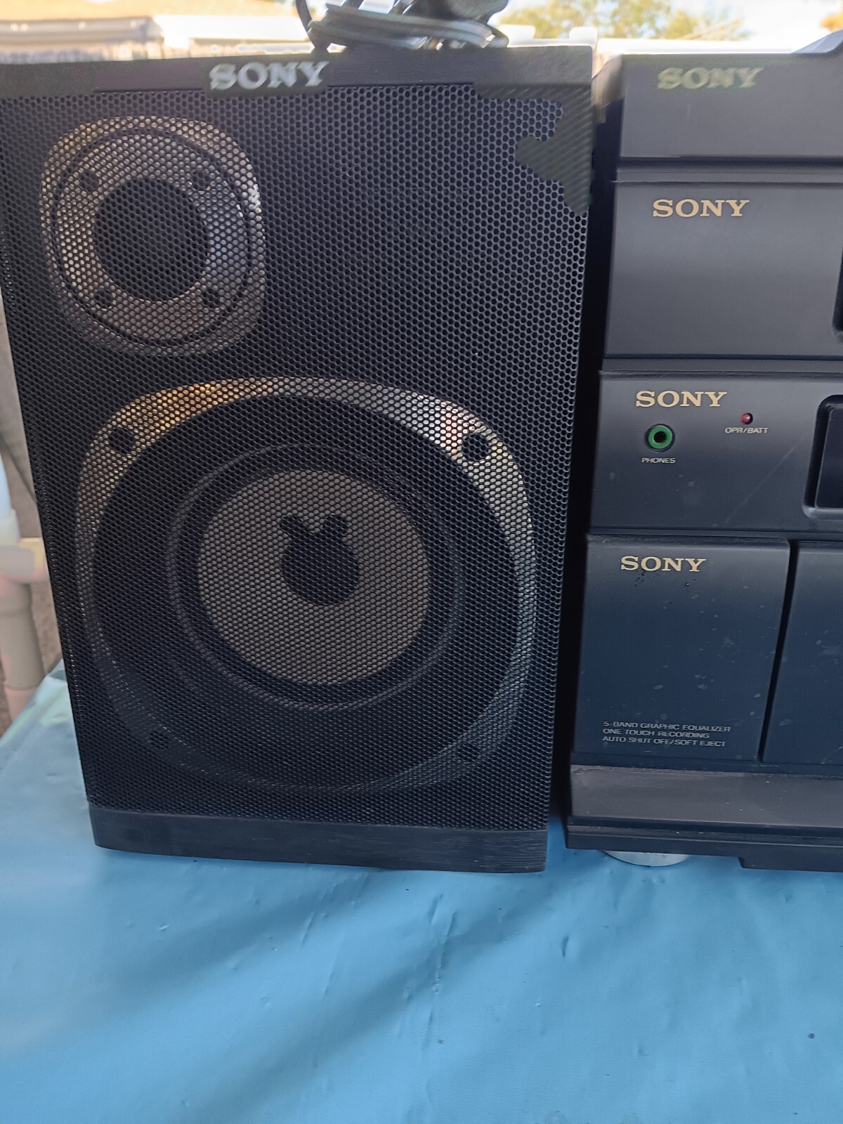 SONY BOOMBOX CFD-454.  DETACHABLE SPEAKERS. SHIPPING IS 15.10-43.90 USPS GROUND