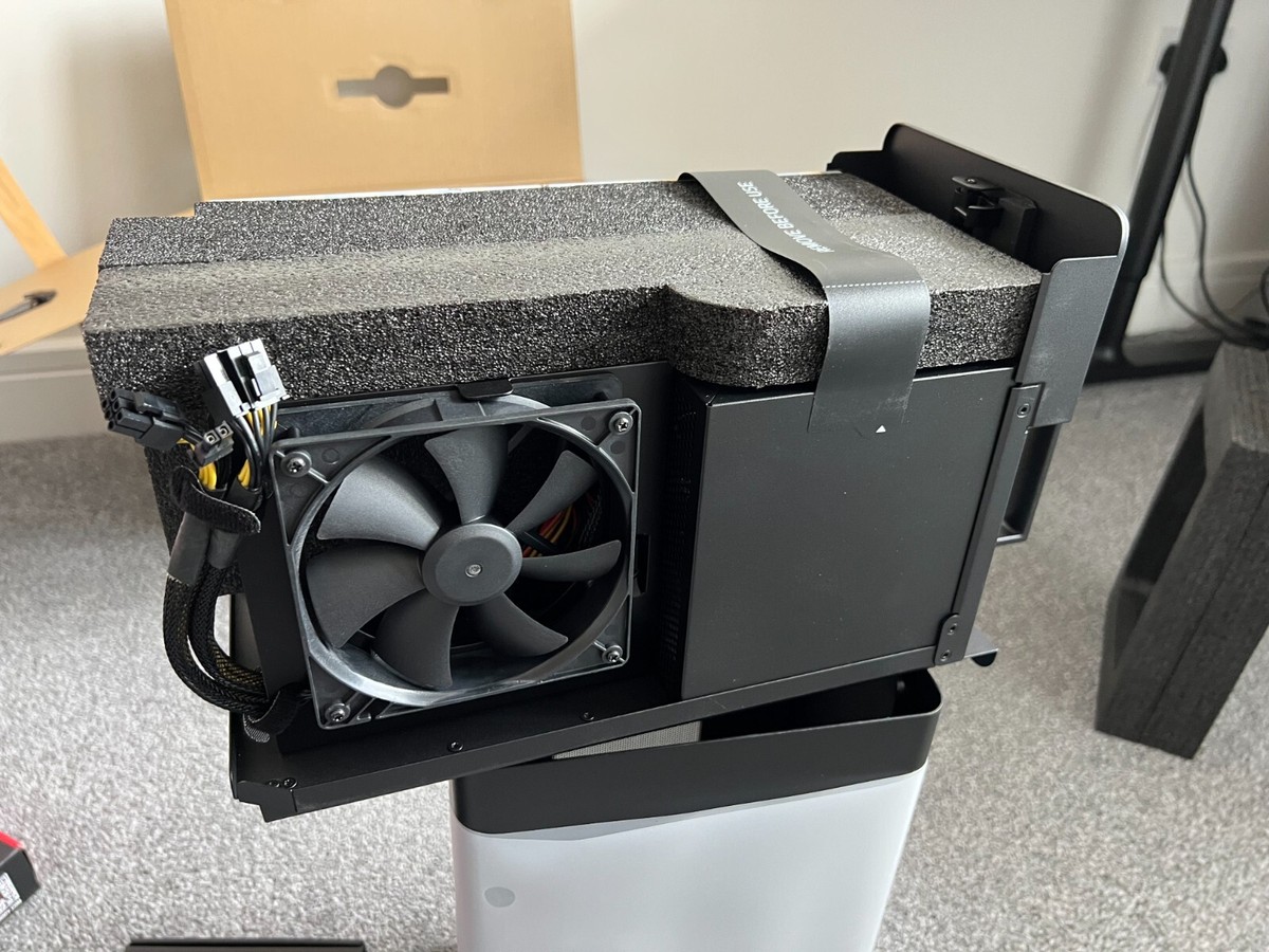 Razer Core X シルバー eGPU BOX ノートPCにビデオカードを増設できる「Razer Core X」に新色のシルバー