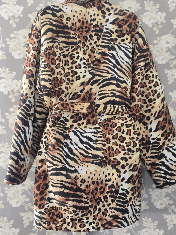 Abrigo informal Corner Annex Fuda para mujer talla mediana 100 % seda con cinturón de corbata.       Foto 3 de 4