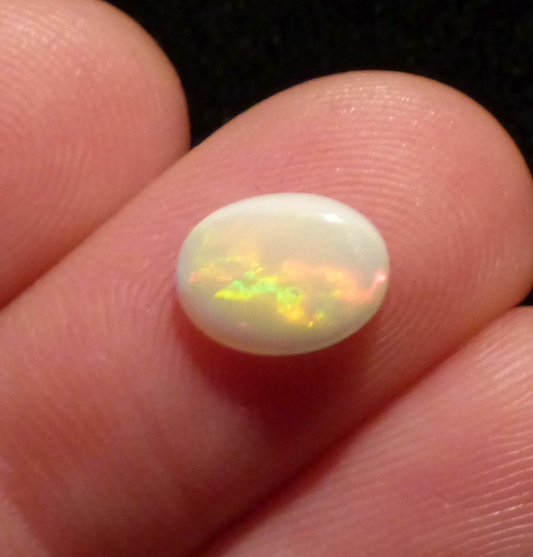 Opale noire de Lightning Ridge 0.72cts en or jaune pour bague