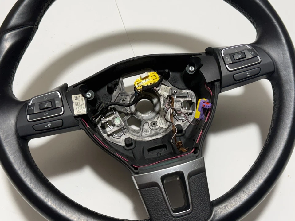 Volante del conductor Volkswagen Passat 2012-2015 con interruptor de control de crucero OEM Foto 2 de 4