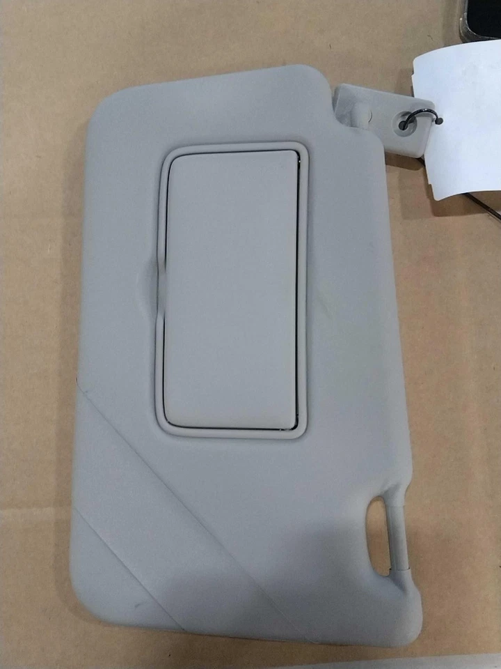 Used Left Sun Visor fits: 2022 Nissan Kicks w/illumination Left Grade A Foto 2 de 4