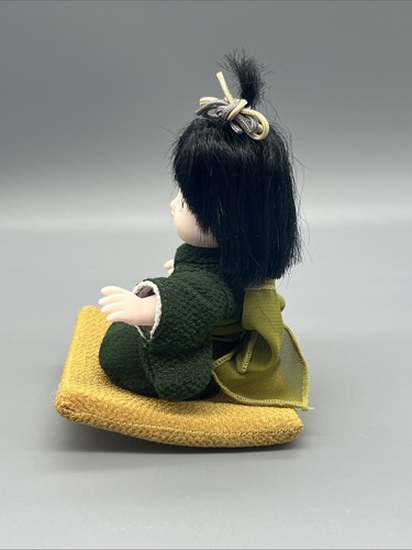 Traditioneller japanischer Mädchen Baby Puppe Kind roter Kimono auf Kissen Vinyl Stoffkörper - Bild 5 von 8