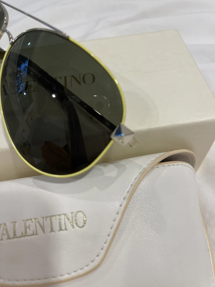 Gafas de sol Valentino ROCKSTUD con montura de metal amarillo Foto 3 de 4