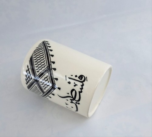 Taza de cerámica palestina hecha a mano - Diseño Kufiya | فنجان خزف فلسطيني يدوي بزخرفة - Imagen 2 de 2