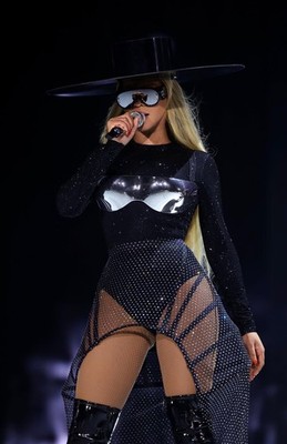 Beyonce Black Outfit And Hat Stage 11x17 Poster_11x17