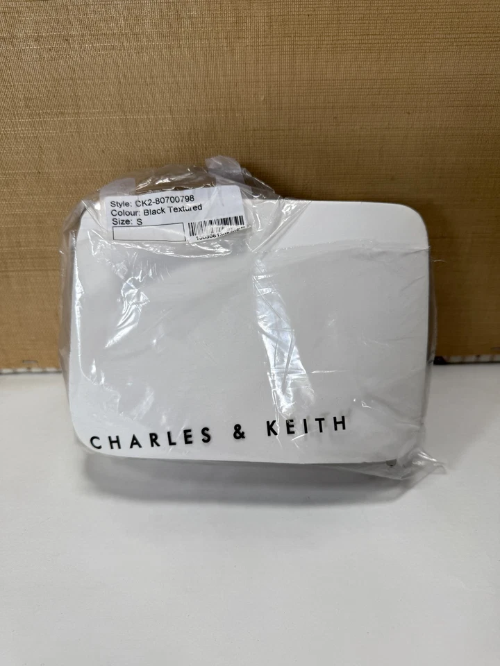 Сумка через плечо Charles & Keith черная текстурированная с золотой цепочкой 7 дюймов x 5 дюймов x 2 дюйма - Изображение 2 из 4