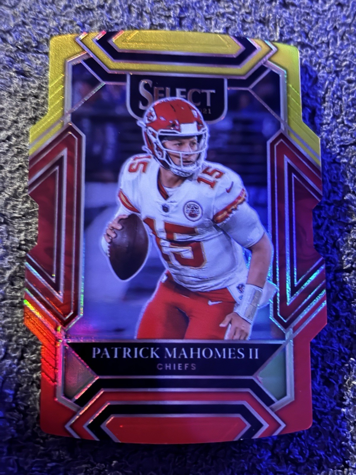 2021 Panini Select - Club Level Patrick Mahomes # 202 Red & Yellow Prizm Die-Cut