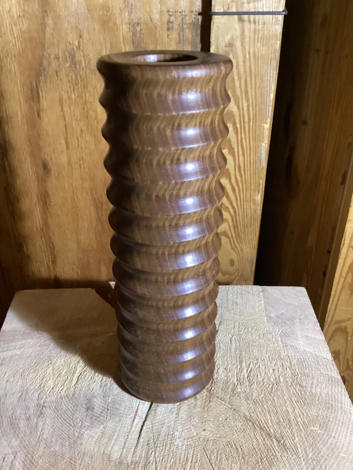 Jarrón vintage acanalado de madera de 12” en buen estado Foto 3 de 4