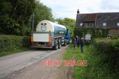 FOTO MILCHTANKWAGEN FÄHRT DURCH DEN KLEINEN GORSLEY MÖGLICHERWEISE AUF DEM WEG VON WITHY