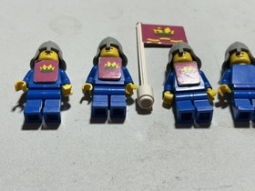 Lego Classic Yellow Castle Knight Minifigures lot of 4 w flag 375 6075