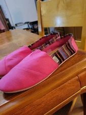 Ladies Pink Canvas Slip On Flat Comfort Shoes By EASY USA Sz 11. VERY CLEAN