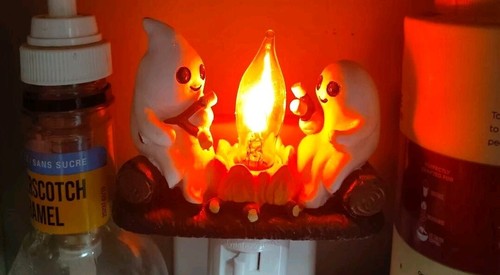 1 PIEZA Fantasma Fogata Luz Nocturna Parpadeante-2 Fantasmas Asando Malvaviscos en Campamento - Imagen 2 de 4